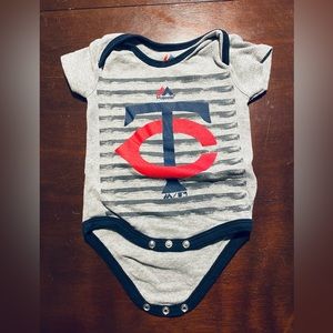 Minnesota Twins MLB ONESIE Baseball Baby Majestic 0-3 Months